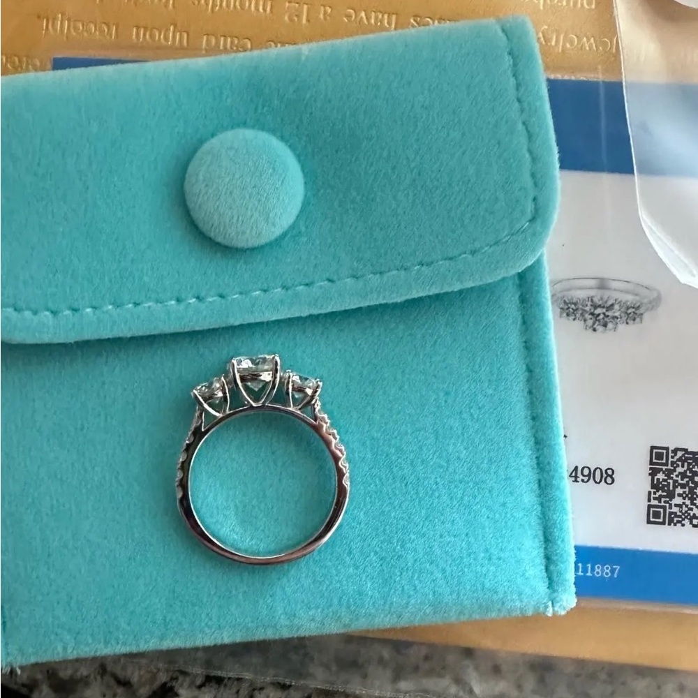 18K White Gold Certified Moissanite Ring size 6